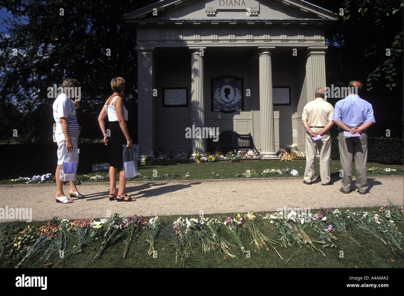 Visitatori al santuario per la Principessa Diana sul Althorp station wagon, Northamptonshire, Inghilterra. Diana è un membro della famiglia Spencer Foto Stock