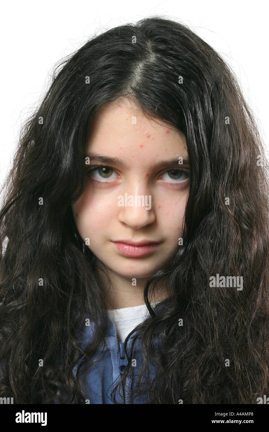 Un undici anno vecchia ragazza sulla cuspide della pubertà, febbraio 2006. Foto Stock