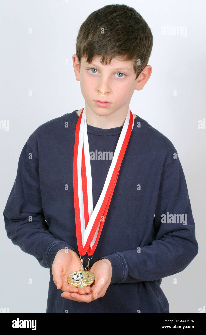 Un bambino di otto anni con il suo calcio medaglie, febbraio 2006. Foto Stock