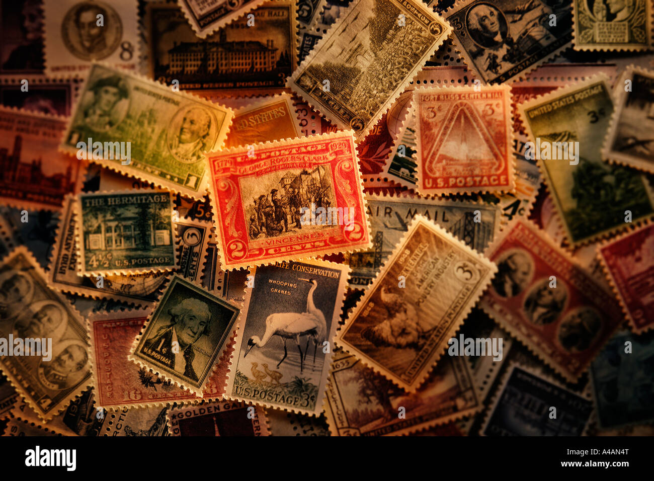 Metà del ventesimo secolo americano francobolli con una luce calda e messa a fuoco selettiva Foto Stock