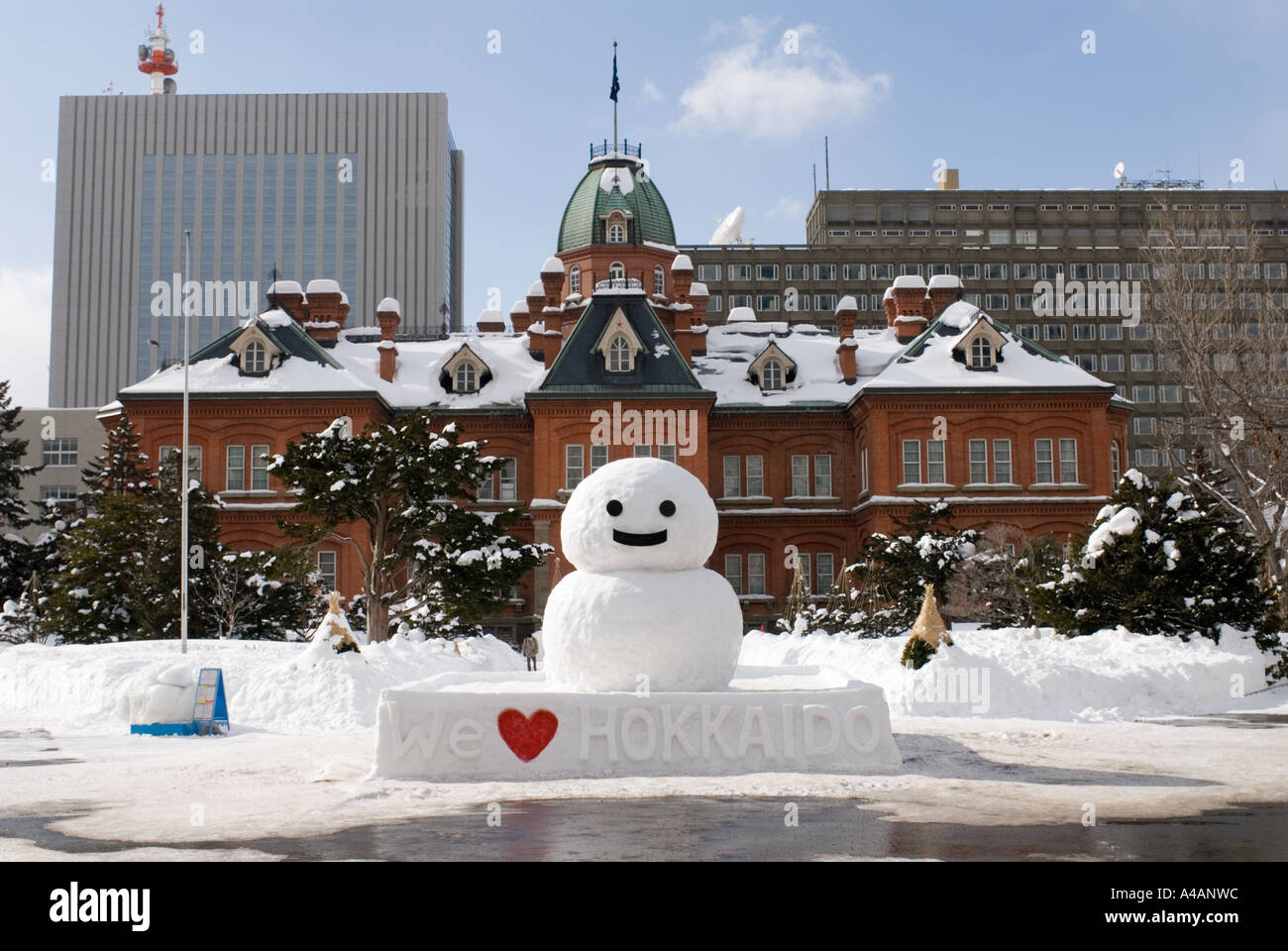 Hokkaido Prefettura palazzo del governo e il pupazzo di neve durante il Sapporo Snow Festival 2006 Foto Stock