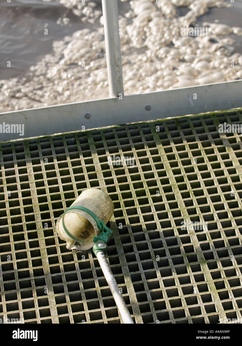 Apparecchiature sporche per il prelievo di campioni di acqua in un impianto di trattamento delle acque reflue di depurazione delle acque a Tiel Gelderland Paesi Bassi Foto Stock