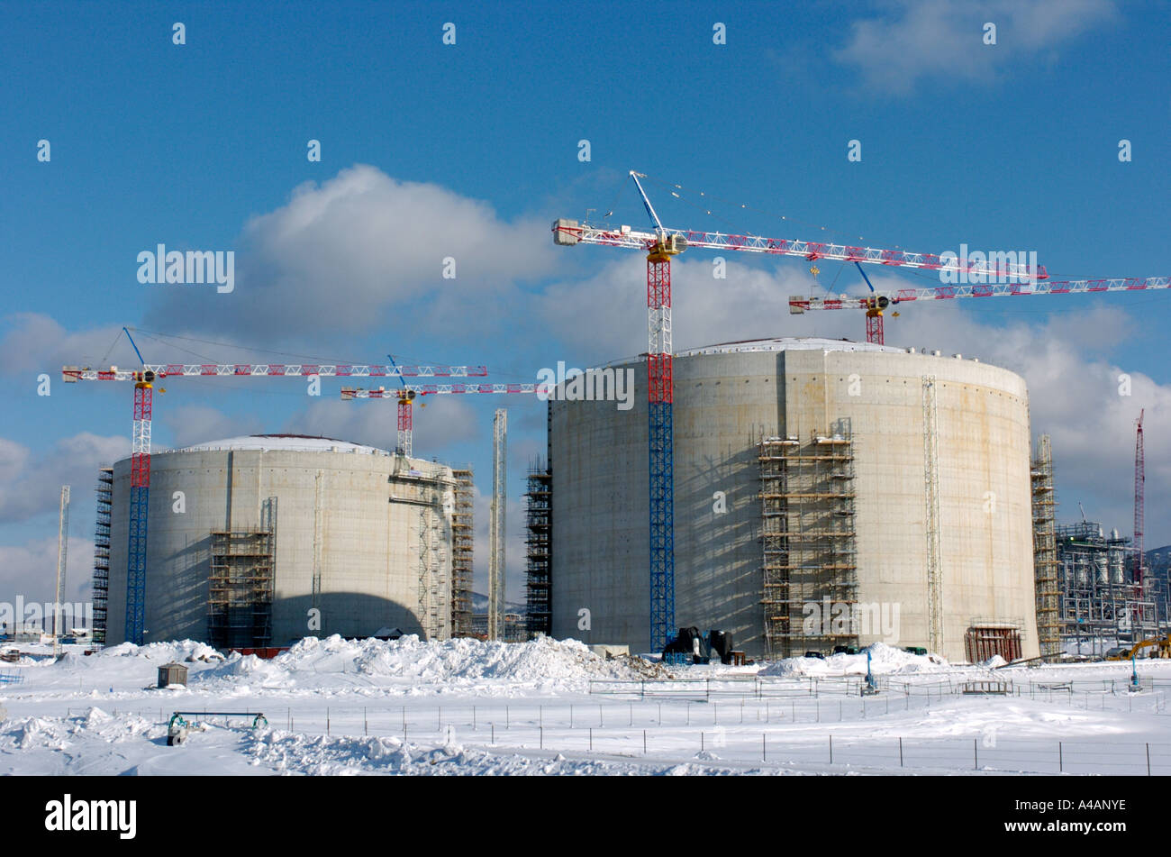 Costruzione di gas naturale liquido serbatoi di GNL sulla isola di Sakhalin in Russia 2006 Foto Stock