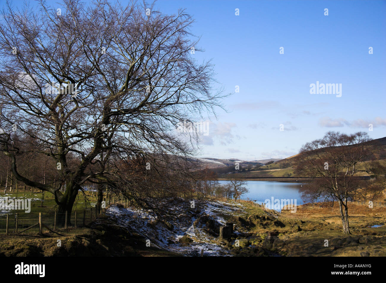 Vista del serbatoio DoveStone vicino Greenfield Oldham in Greater Manchester Foto Stock