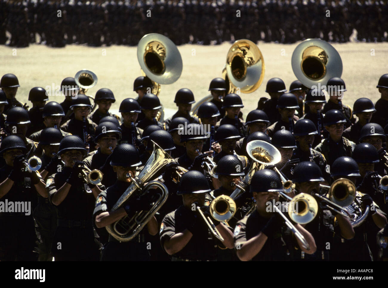 Filippine militari di brass band che suona durante la sfilata presso l'esercito alle celebrazioni del Giorno Manila, 22 marzo 1991 Foto Stock