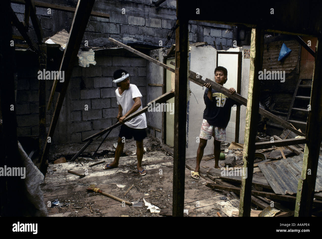 Filippine uomini la ricostruzione di una casa per la comunità che vivono nelle baraccopoli dietro lo zoo di manila febbraio 1991 Foto Stock