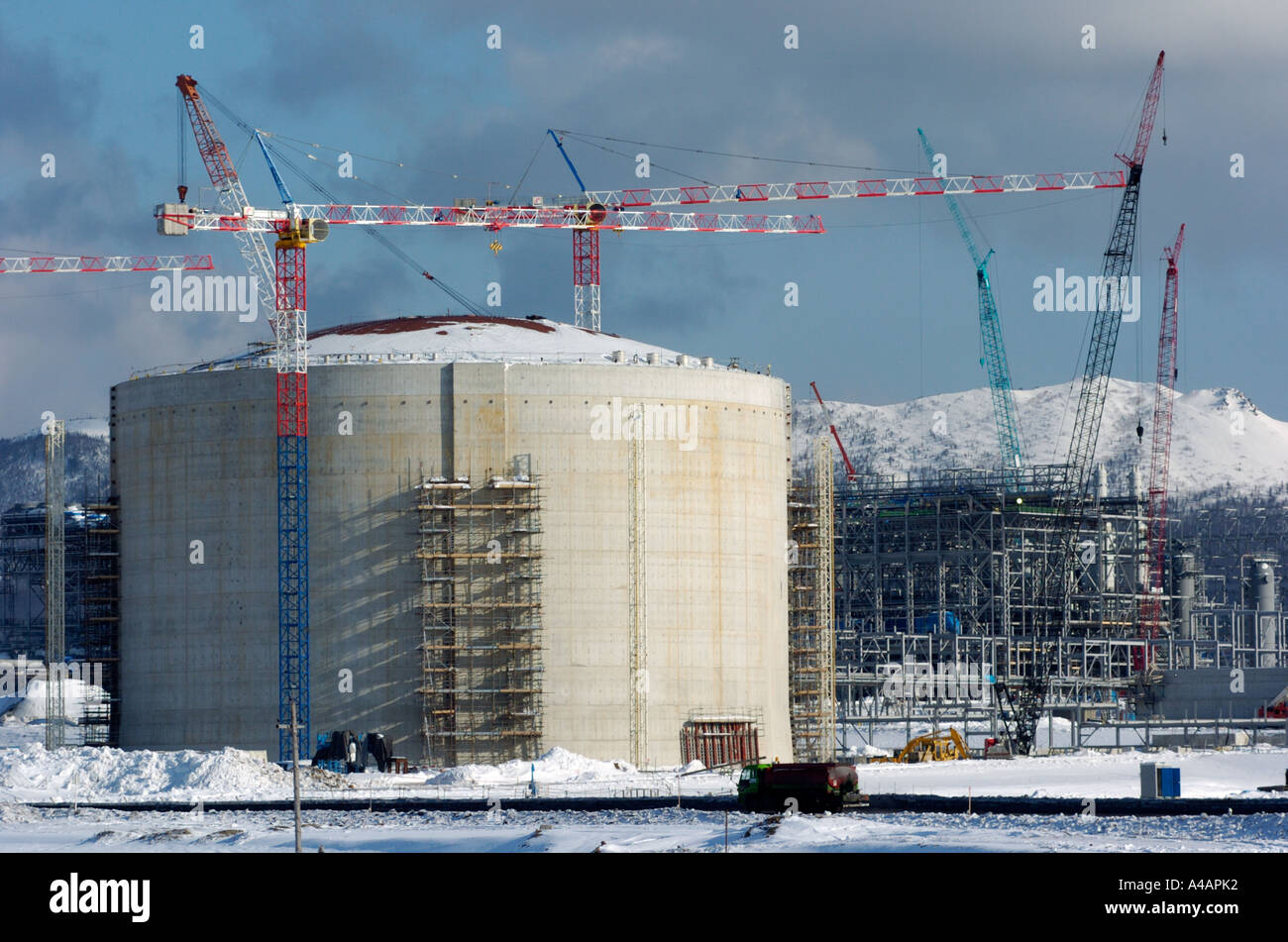 Costruzione di gas naturale liquido serbatoi di GNL sulla isola di Sakhalin in Russia Foto Stock
