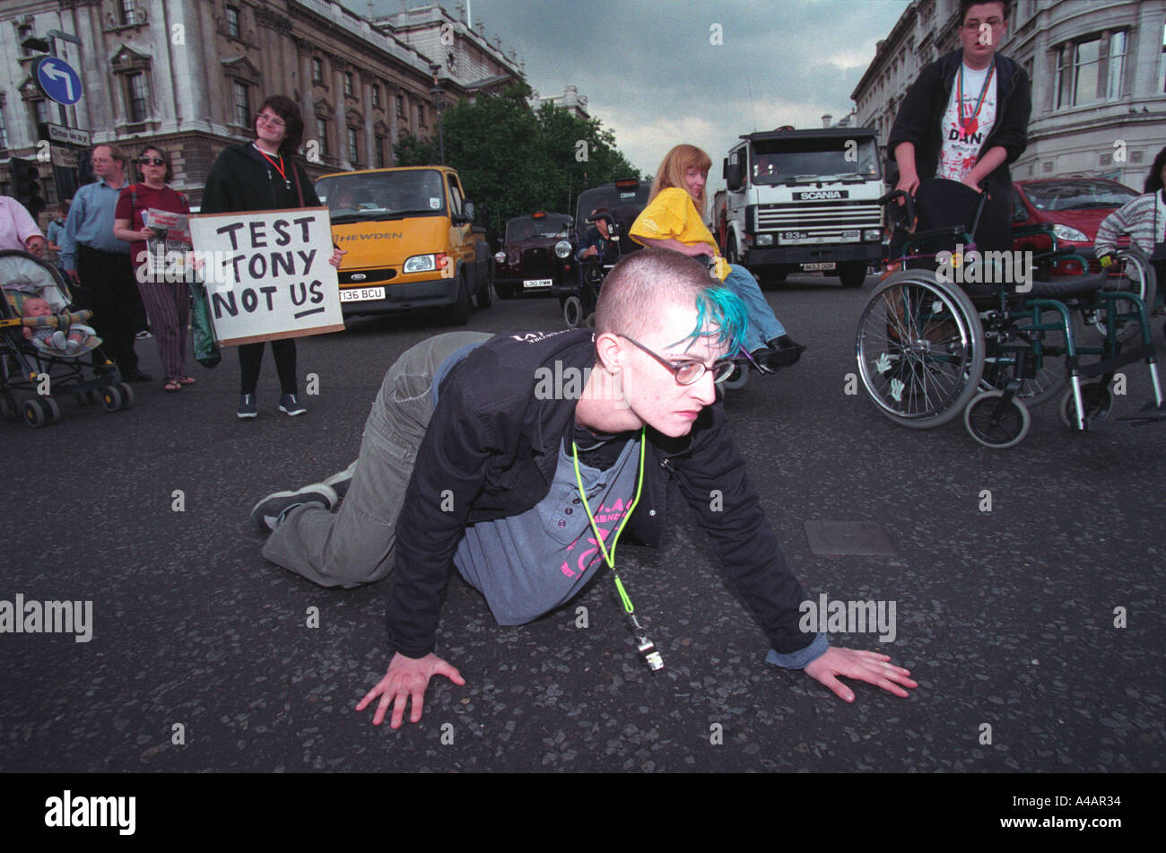 Disabilitato protester strisciando al parlamento di Westminster London SW1 Inghilterra Foto Stock