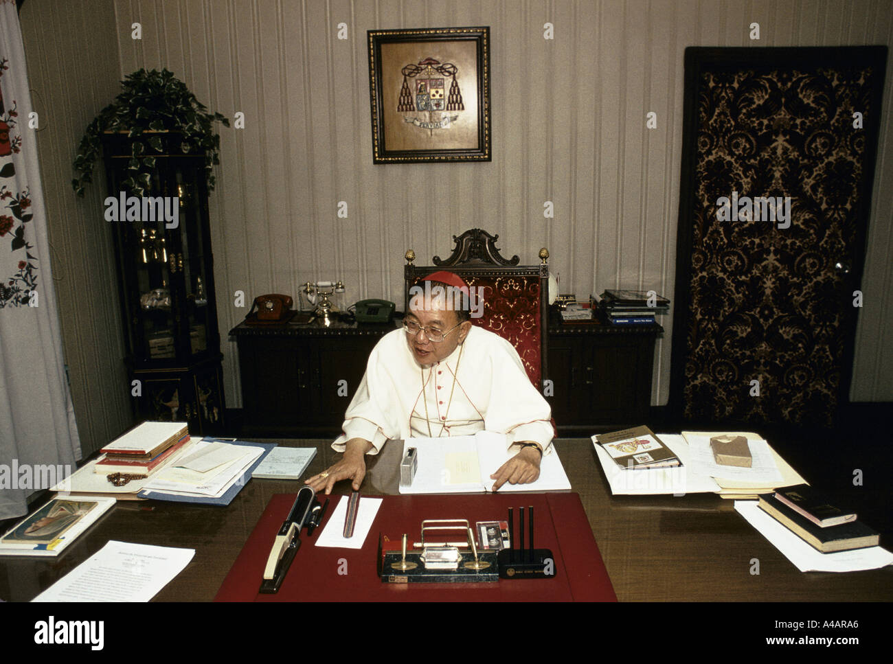 Il Cardinale Sin al lavoro nel suo ufficio a Palazzo Mandaluyong, Manila, Filippine, Feb 1991 Foto Stock