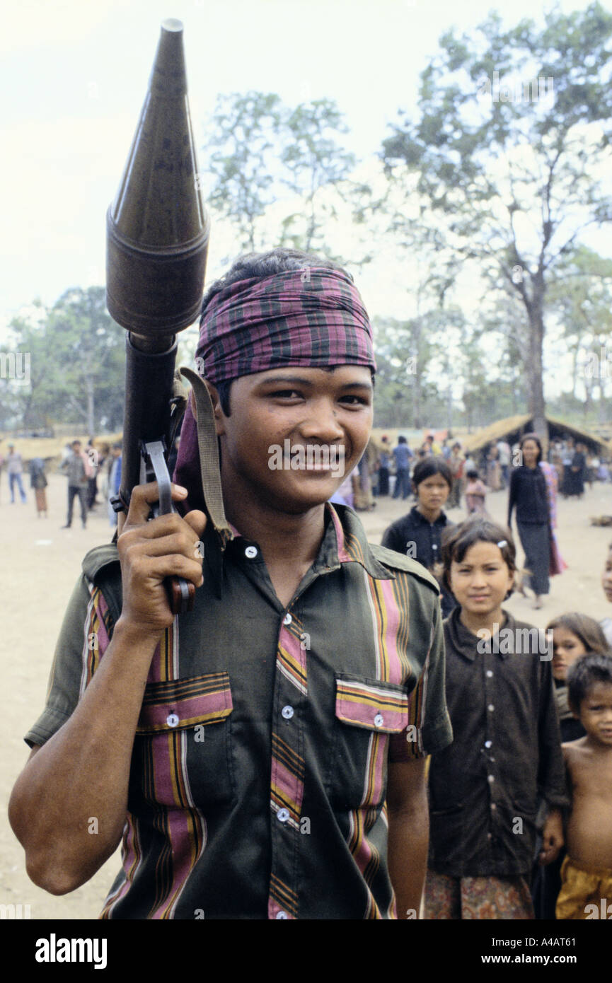Un giovane di Khmer Serai guerriglia fighter tenendo un RPG presso il cambogiano campo profughi di Nong Samet sul confine Thai-Cambodian Foto Stock