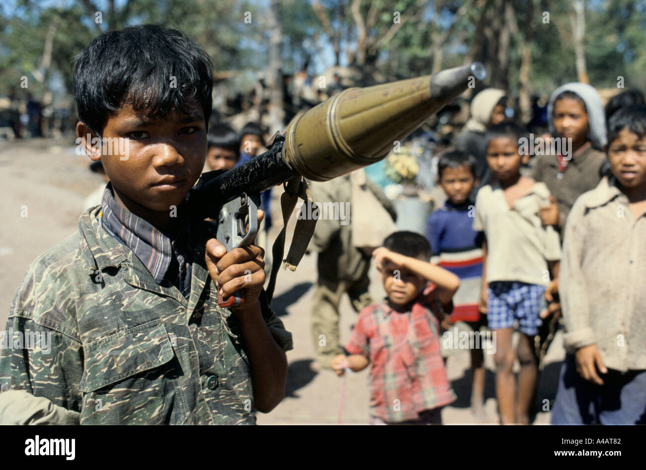 Un bambino con saldatura Khmer Serai detiene un RPG presso il cambogiano campo profughi di Nong Samet sul confine Thai-Cambodian Foto Stock