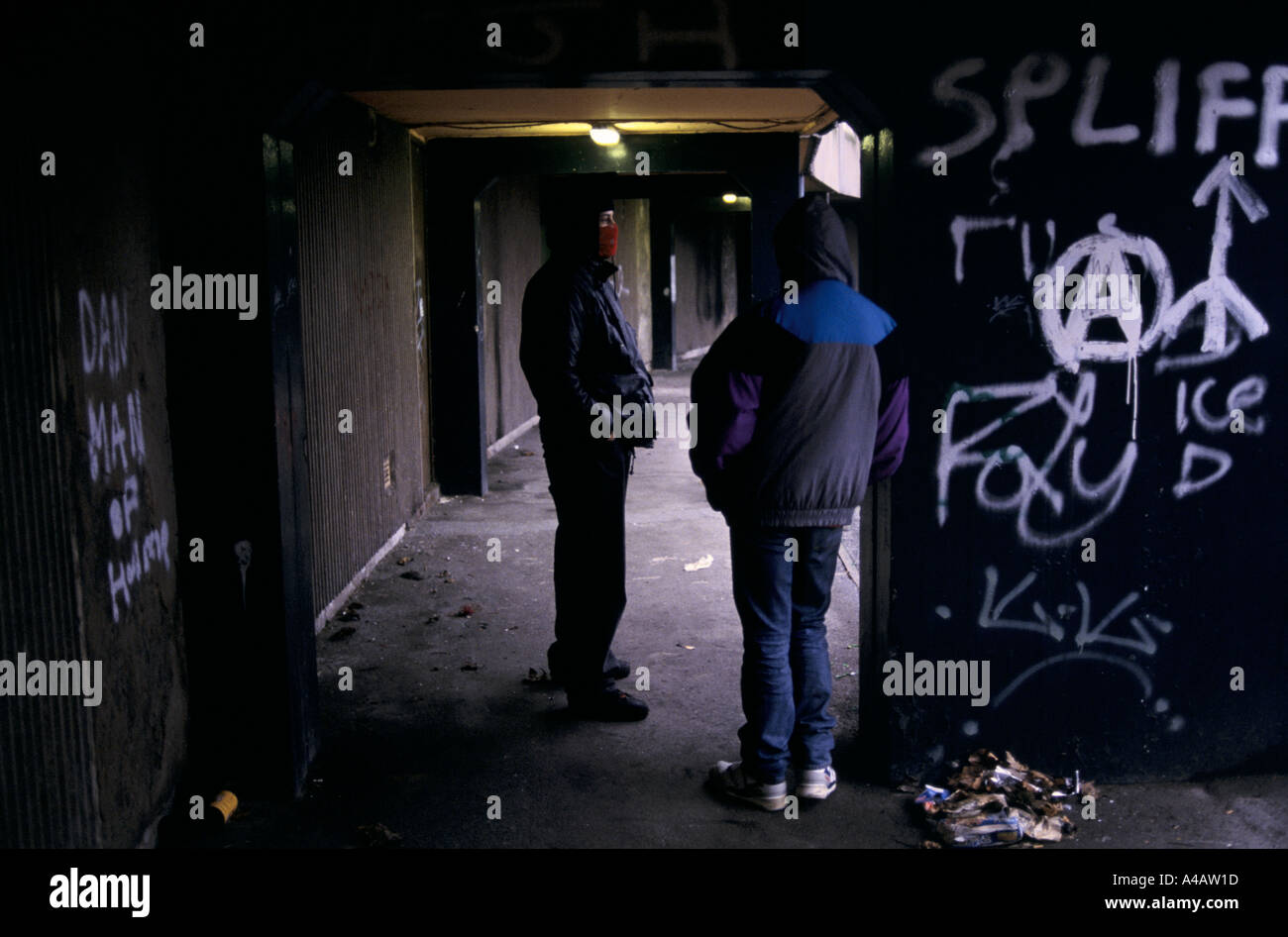 I trafficanti di droga parlando su strada in una corsa verso il basso la parte di Moss Side, Manchester, Inghilterra Foto Stock