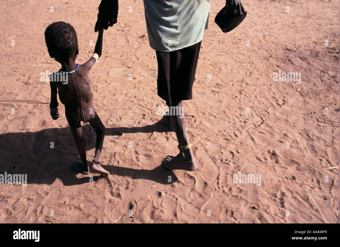 Sudan cibo aria scende nel sud Sudan madre e bambini malnutriti ageip 1998 Foto Stock