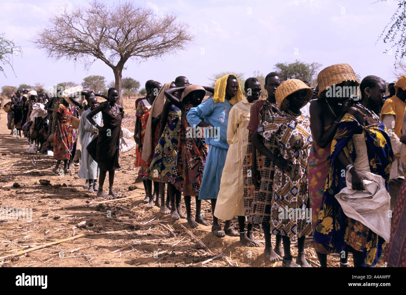 Sudan cibo aria scende nel Sudan meridionale le donne in coda per le sementi distribuite da Save the Children Fund vicino a akon 1998 Foto Stock