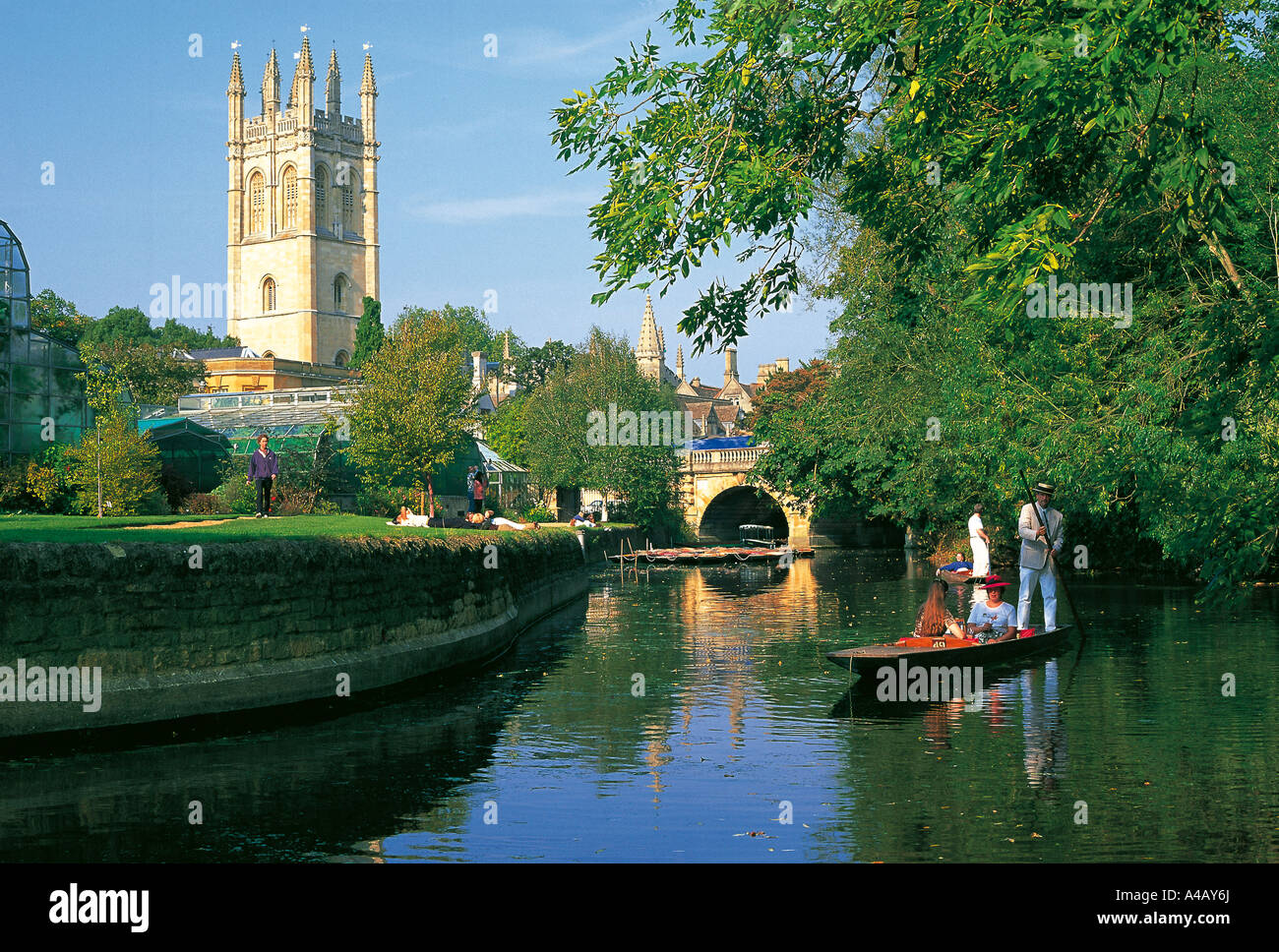 Punting sul fiume Cherwell vicino il Magdalen College di Oxford Foto Stock