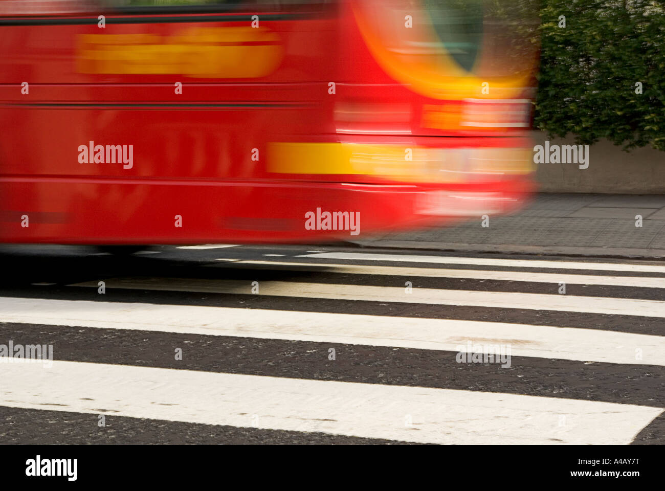 Bus rosso rigidi su strisce pedonali Foto Stock