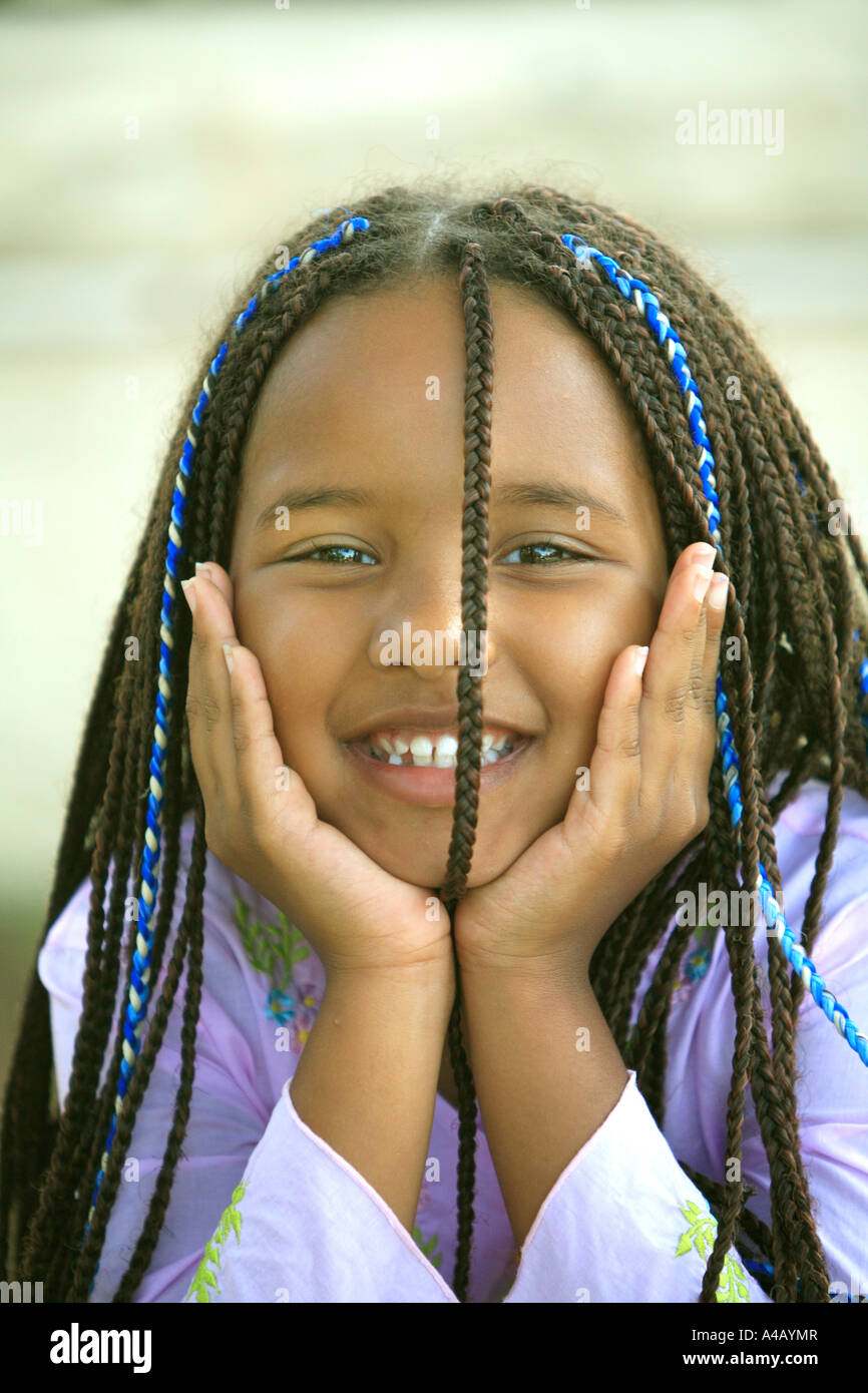 Un 6 anno vecchia ragazza di ascendenza africana con capelli intrecciati Foto Stock