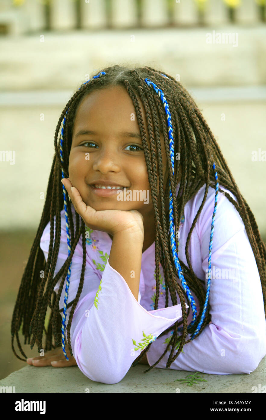 Un 6 anno vecchia ragazza di ascendenza africana con capelli intrecciati Foto Stock