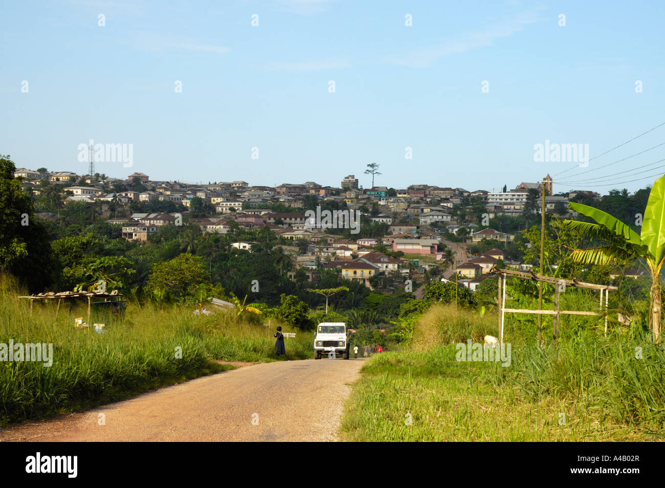 Strada vicino a Aburi, a nord di Accra, Ghana, Africa Foto Stock
