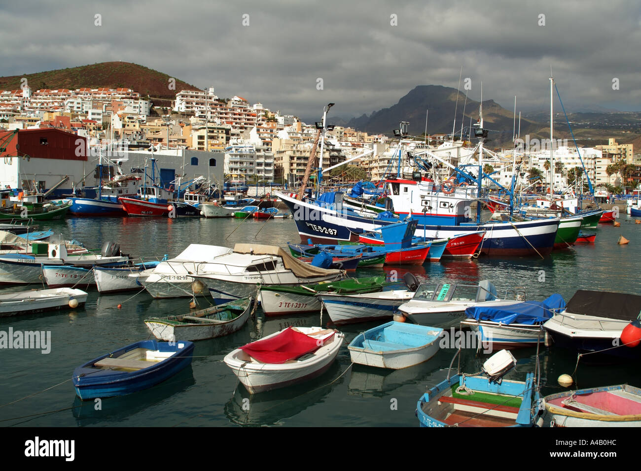 Los Cristianos Harbour e la porta sud di Tenerife Isole Canarie Spagna Foto  stock - Alamy