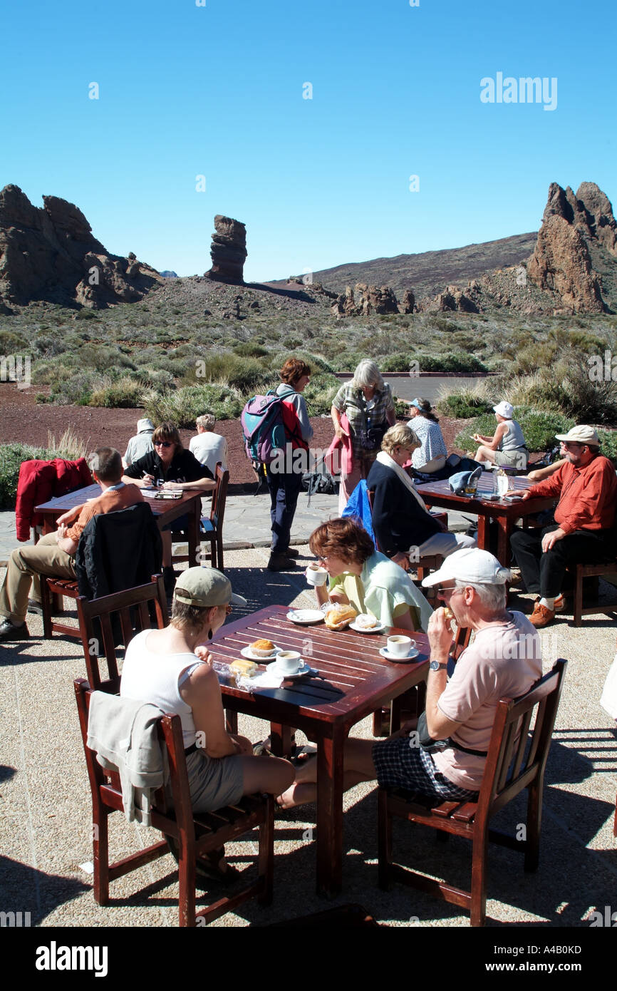 I turisti entro il sito di Monte Teide gustare uno spuntino presso la caffetteria all'interno del Parco Nazionale del Teide Tenerife Canarie Spagna Foto Stock