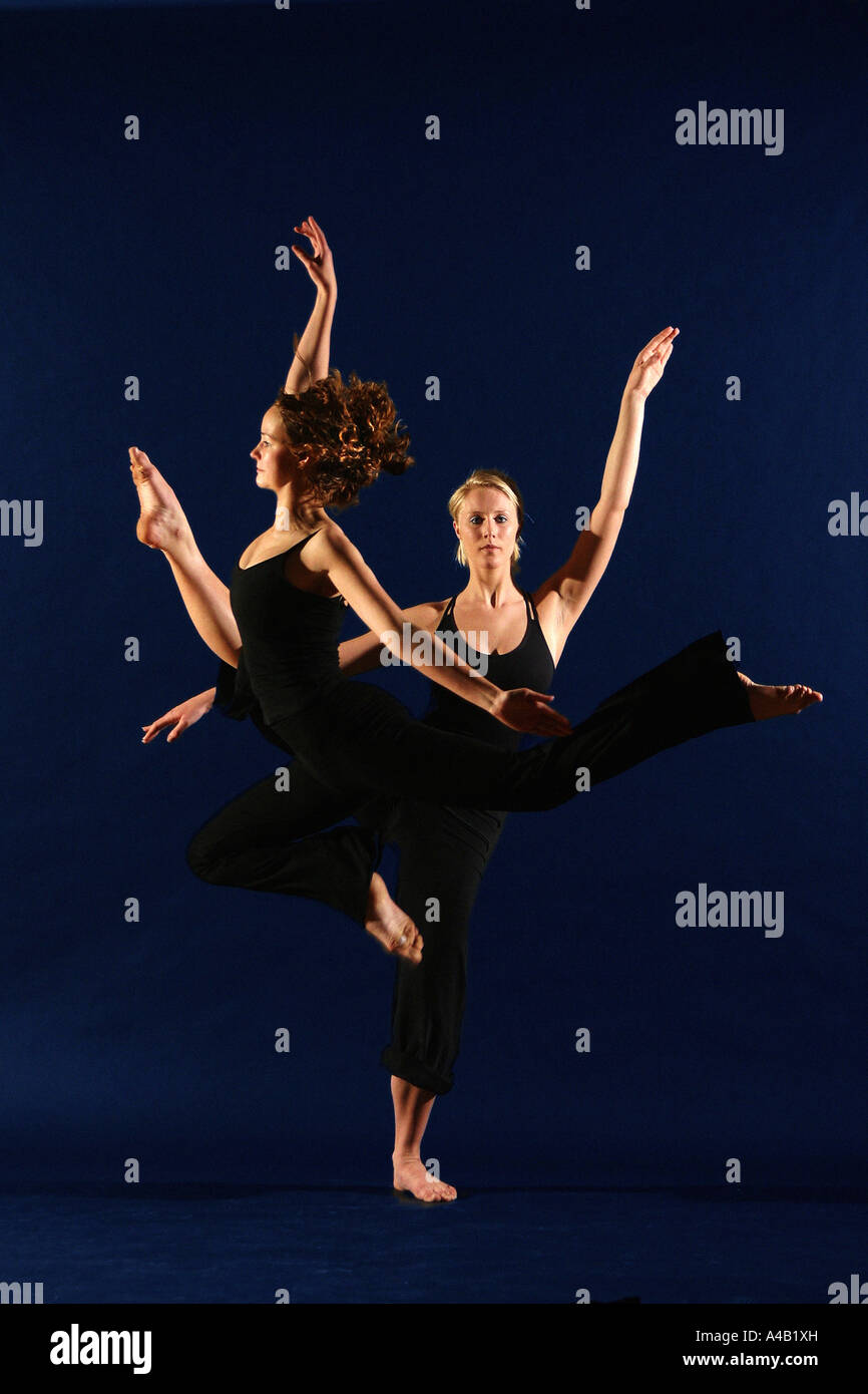 Flessibilità flessibile unità armonia dance arrivano fino a raggiungere l' altezza movimento leap volare insieme cattura il salto di danza ballerine  Foto stock - Alamy