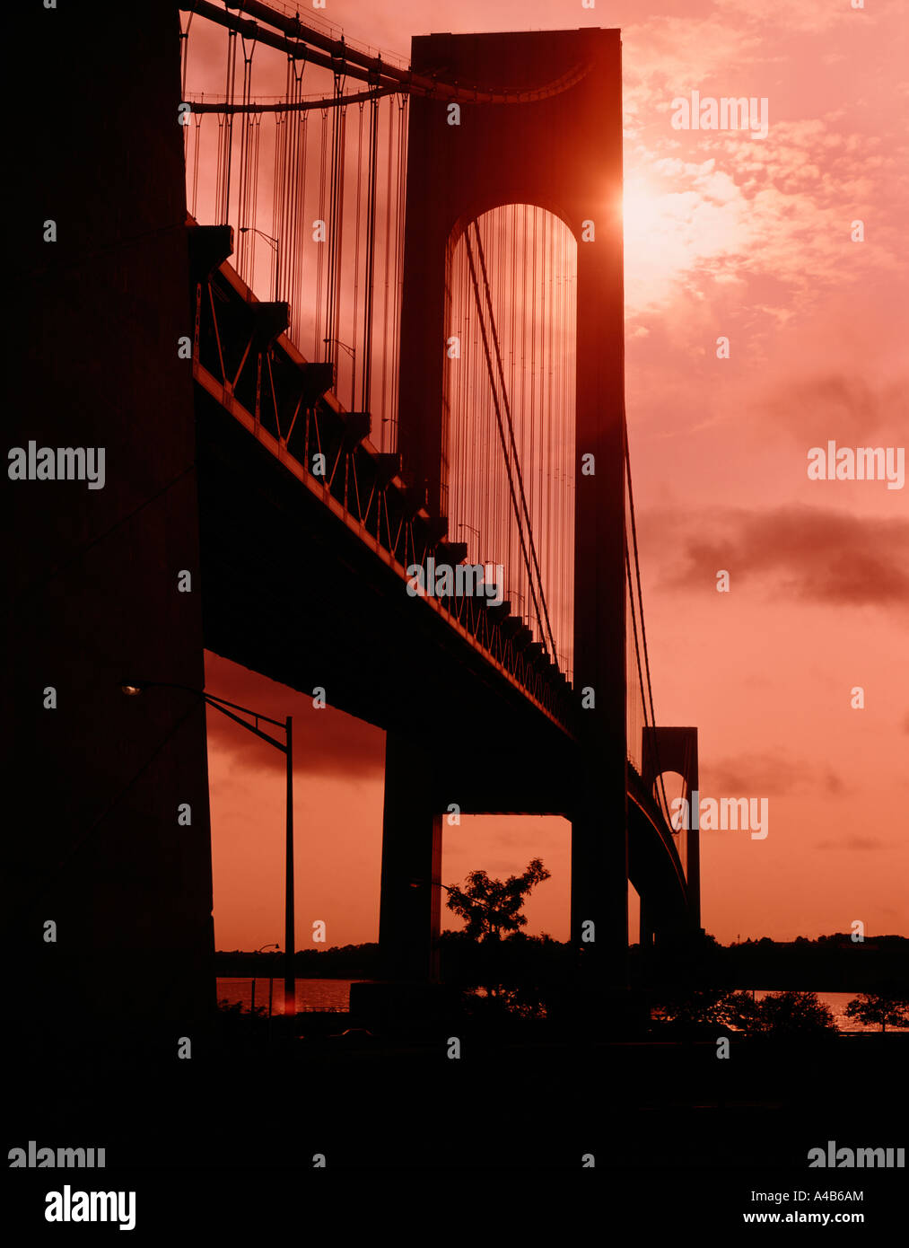 Verazanno Narrows Bridge in New York in silhouette Foto Stock
