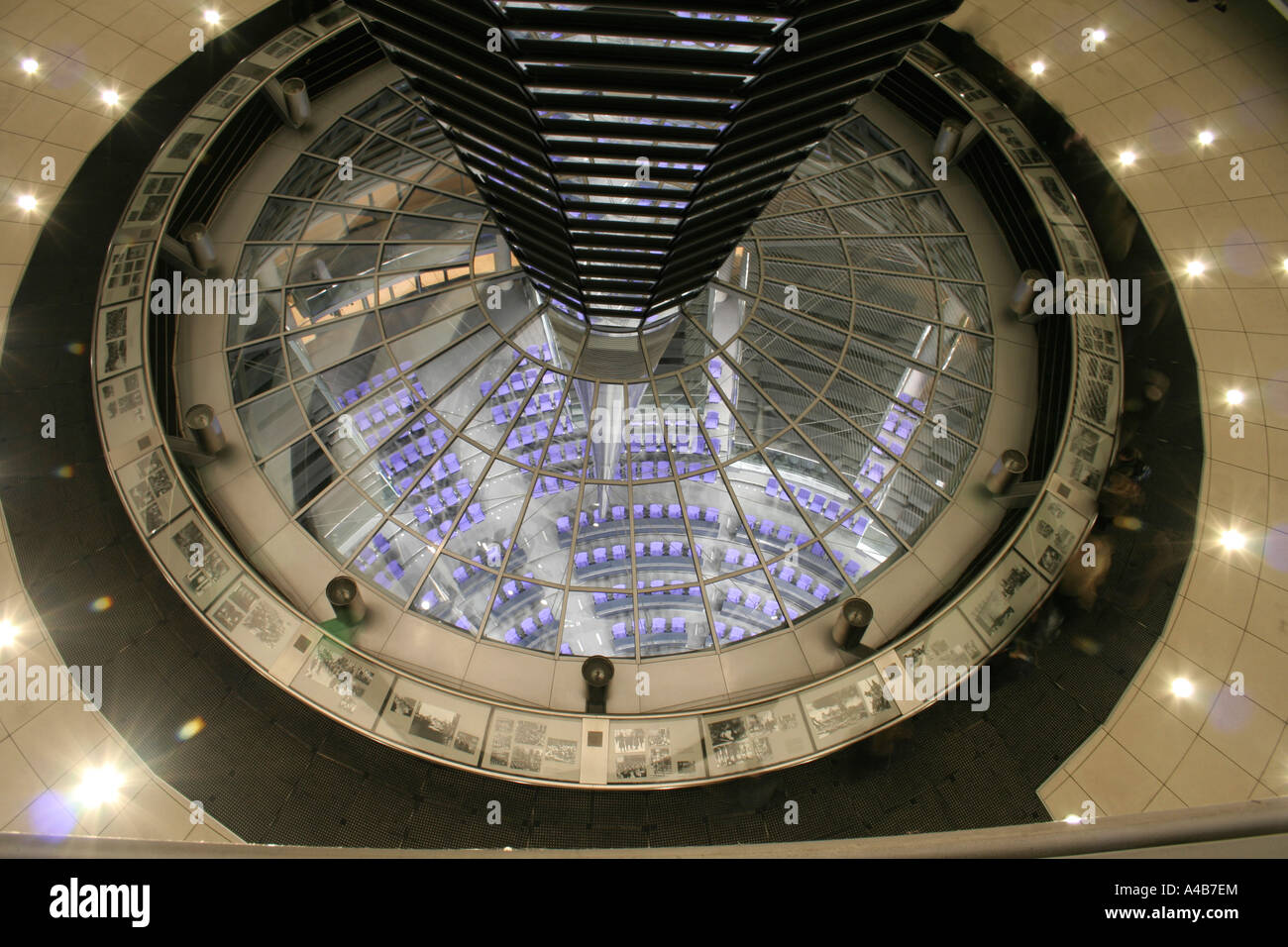 Al di sopra di vista dell'interno del Reichstag a Berlino Germania Foto Stock