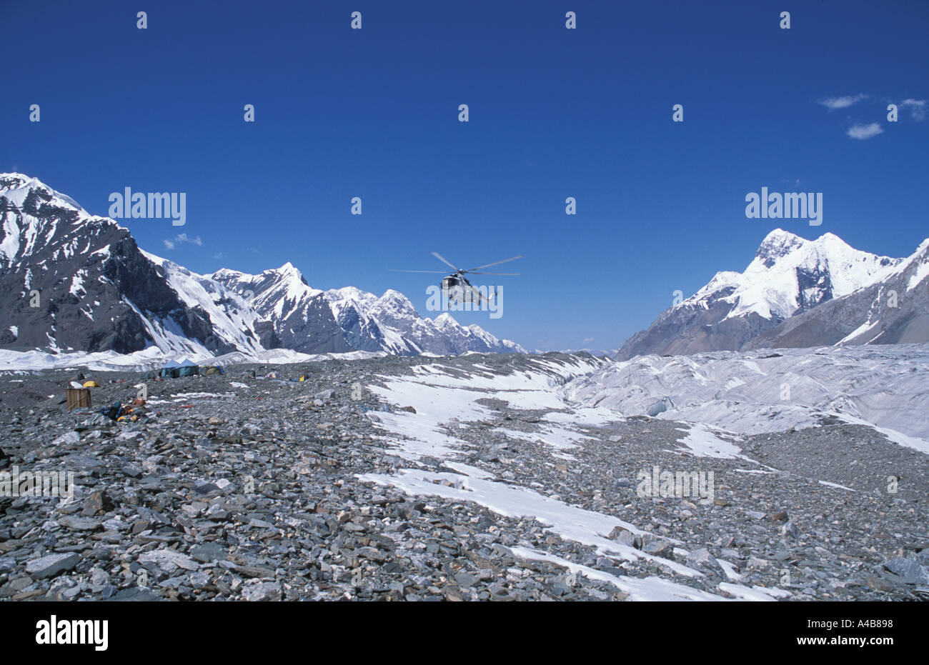 Un elicottero atterra al ghiacciaio Inylchek base camp Foto Stock