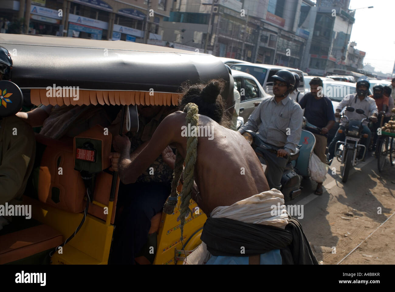 Immagine di stock di un sadhu a mendicare per le strade di Hyderabad India Foto Stock Immagine di stock di un sadhu a mendicare per le strade di Hyderabad India Foto Stock