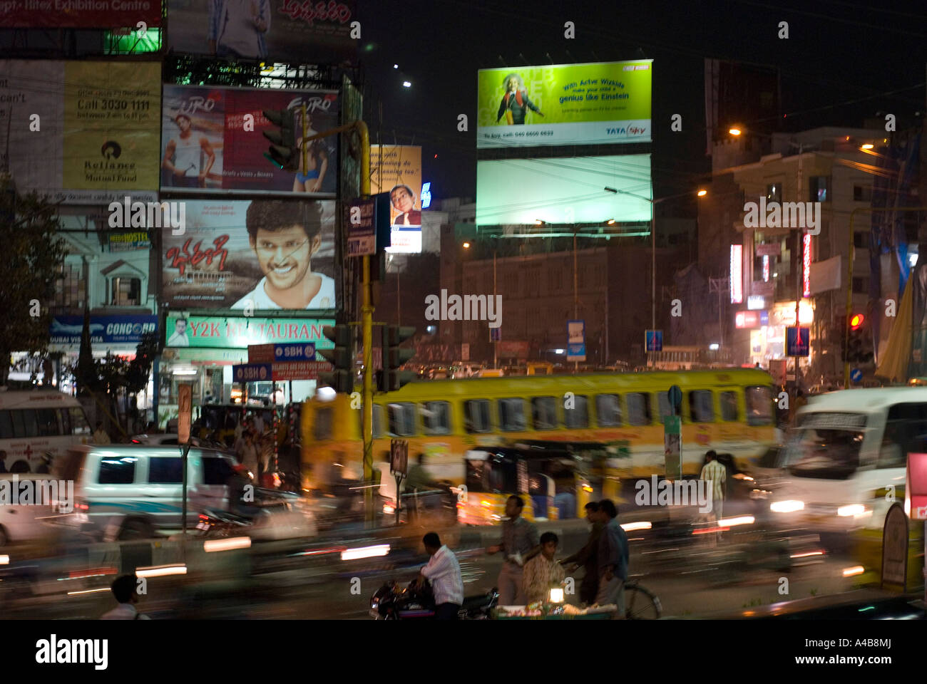 Immagine di stock di congestione del traffico di notte vicino al centro di Hyderabad Hyderabad India Foto Stock Immagine di stock di congestione del traffico di notte vicino al centro di Hyderabad Hyderabad India Foto Stock