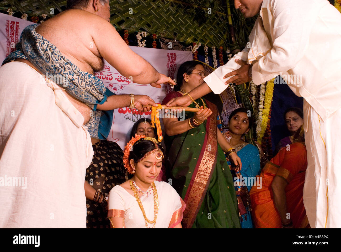 Immagine di stock di tradizionali nozze indù in Hyderabad India come un sacerdote bramino annoint sposa Foto Stock Immagine di stock di tradizionali nozze indù in Hyderabad India come un sacerdote bramino annoint sposa Foto Stock