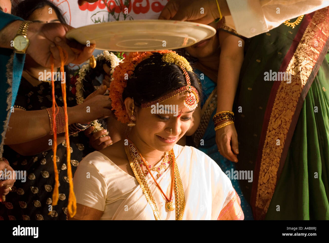 Immagine di stock di tradizionali nozze indù in Hyderabad India come un sacerdote bramino annoint sposa Foto Stock Immagine di stock di tradizionali nozze indù in Hyderabad India come un sacerdote bramino annoint sposa Foto Stock