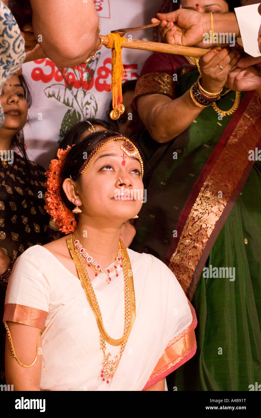 Immagine di stock di tradizionali nozze indù in Hyderabad India come un sacerdote bramino annoint sposa Foto Stock Immagine di stock di tradizionali nozze indù in Hyderabad India come un sacerdote bramino annoint sposa Foto Stock