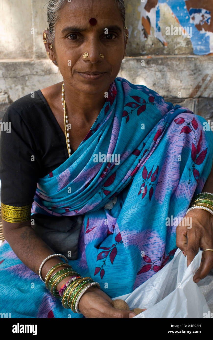 Immagine di stock di una donna indù in un sari blu per la vendita di frutta nel centro di Hyderabad in India con schiave su Foto Stock Immagine di stock di una donna indù in un sari blu per la vendita di frutta nel centro di Hyderabad in India con schiave su Foto Stock