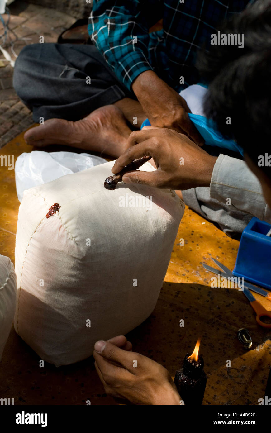 Immagine di stock di un uomo indù facendo un pacchetto biancheria per mail Hyderabagd in India Foto Stock Immagine di stock di un uomo indù facendo un pacchetto biancheria per mail Hyderabagd in India Foto Stock