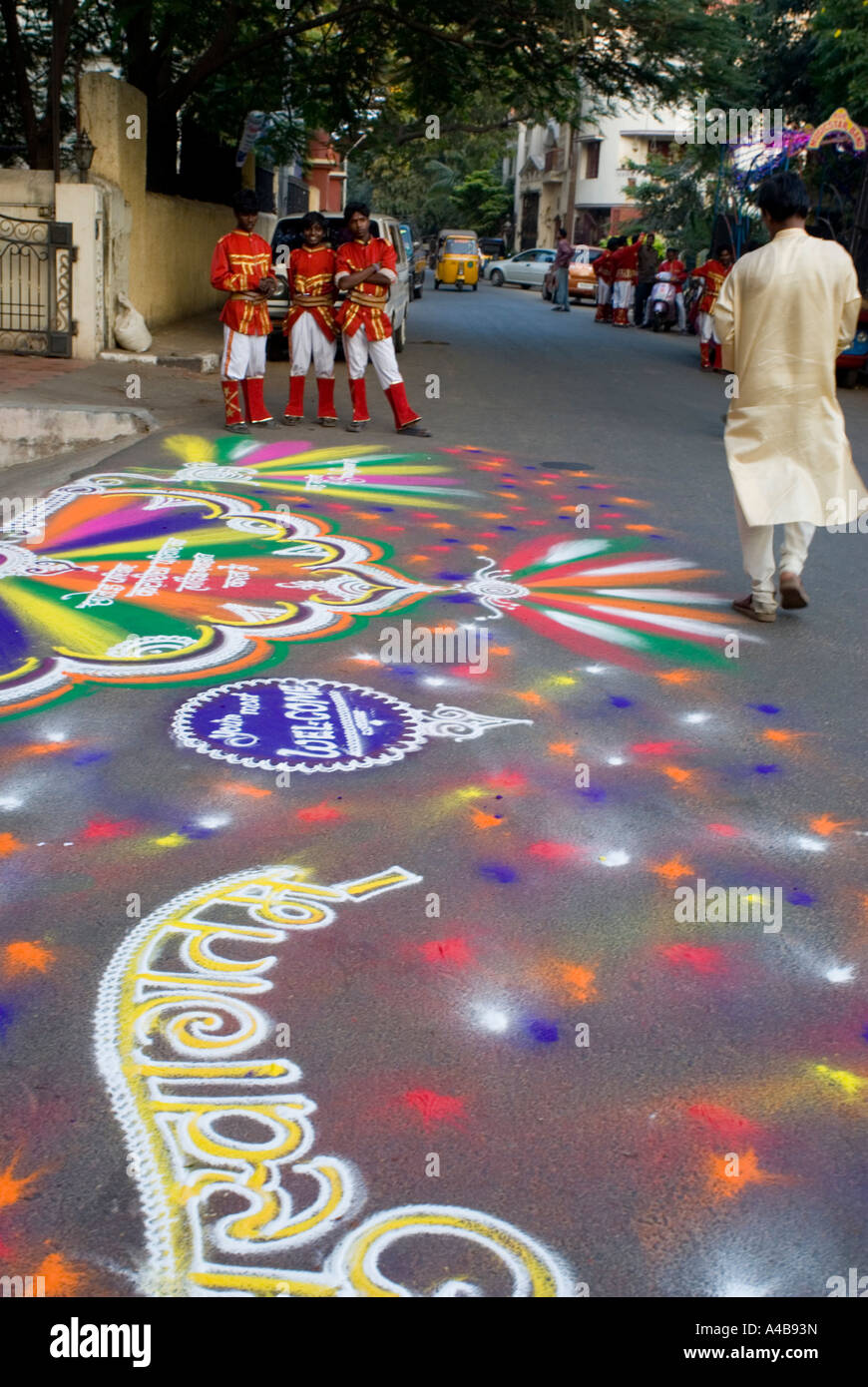 Immagine di stock di un uomo indù pittura decorazioni di fiori sulla strada in preparazione per un matrimonio a Chennai Foto Stock Immagine di stock di un uomo indù pittura decorazioni di fiori sulla strada in preparazione per un matrimonio a Chennai Foto Stock