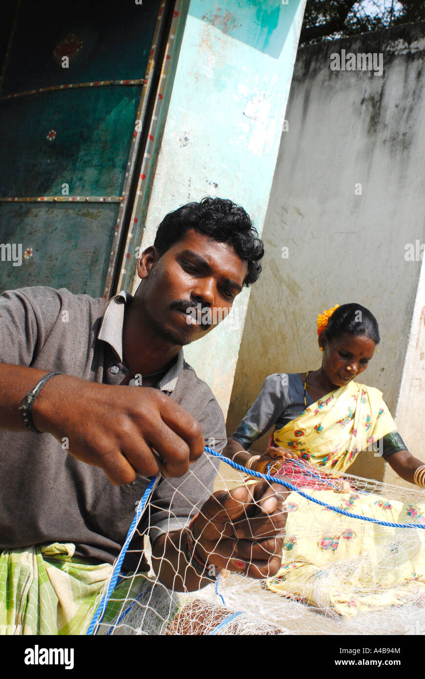Immagine di stock di tribale indiano pescatori pescatori a riparare le reti da pesca vicino a Chennai Tamil Nadu India Foto Stock Immagine di stock di tribale indiano pescatori pescatori a riparare le reti da pesca vicino a Chennai Tamil Nadu India Foto Stock