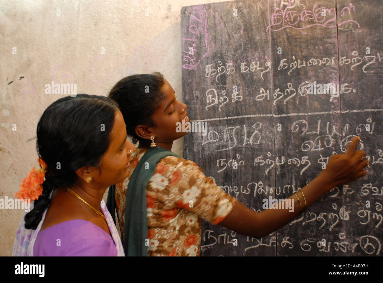 Immagine di stock di Indiano villaggio tribale scuola bambini a lavagna con l'insegnante Foto Stock Immagine di stock di Indiano villaggio tribale scuola bambini a lavagna con l'insegnante Foto Stock