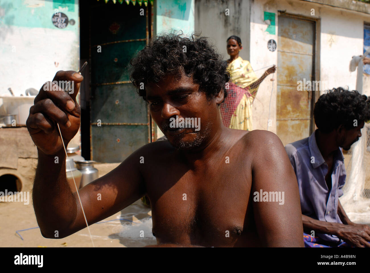 Immagine di stock di tribale indiano pescatori pescatori a riparare le reti da pesca vicino a Chennai Tamil Nadu India Foto Stock Immagine di stock di tribale indiano pescatori pescatori a riparare le reti da pesca vicino a Chennai Tamil Nadu India Foto Stock