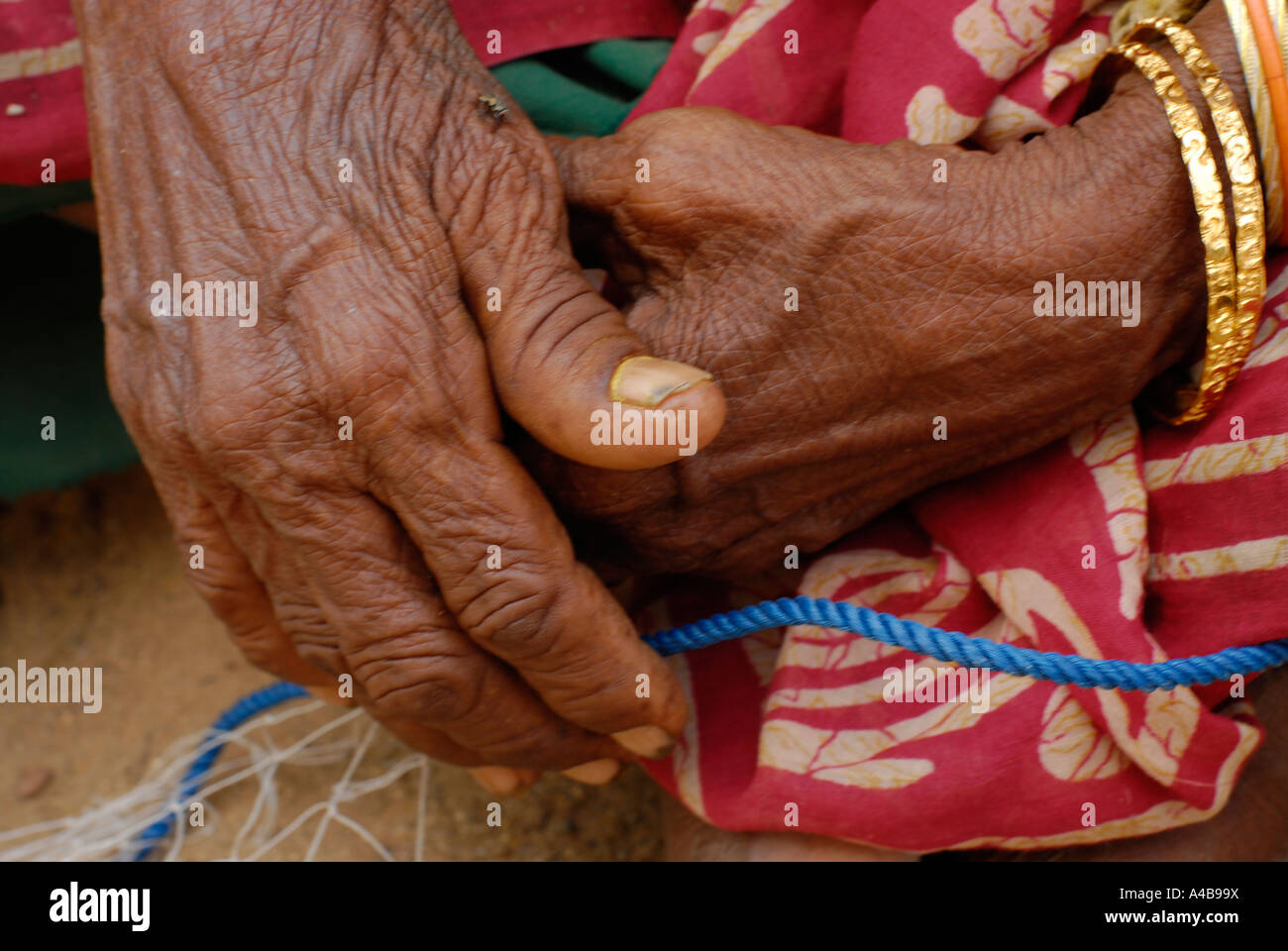 Immagine di stock di un indiano villaggio tribale donna s mani rammendo una rete da pesca vicino a Chennai Tamil Nadu India Foto Stock Immagine di stock di un indiano villaggio tribale donna s mani rammendo una rete da pesca vicino a Chennai Tamil Nadu India Foto Stock