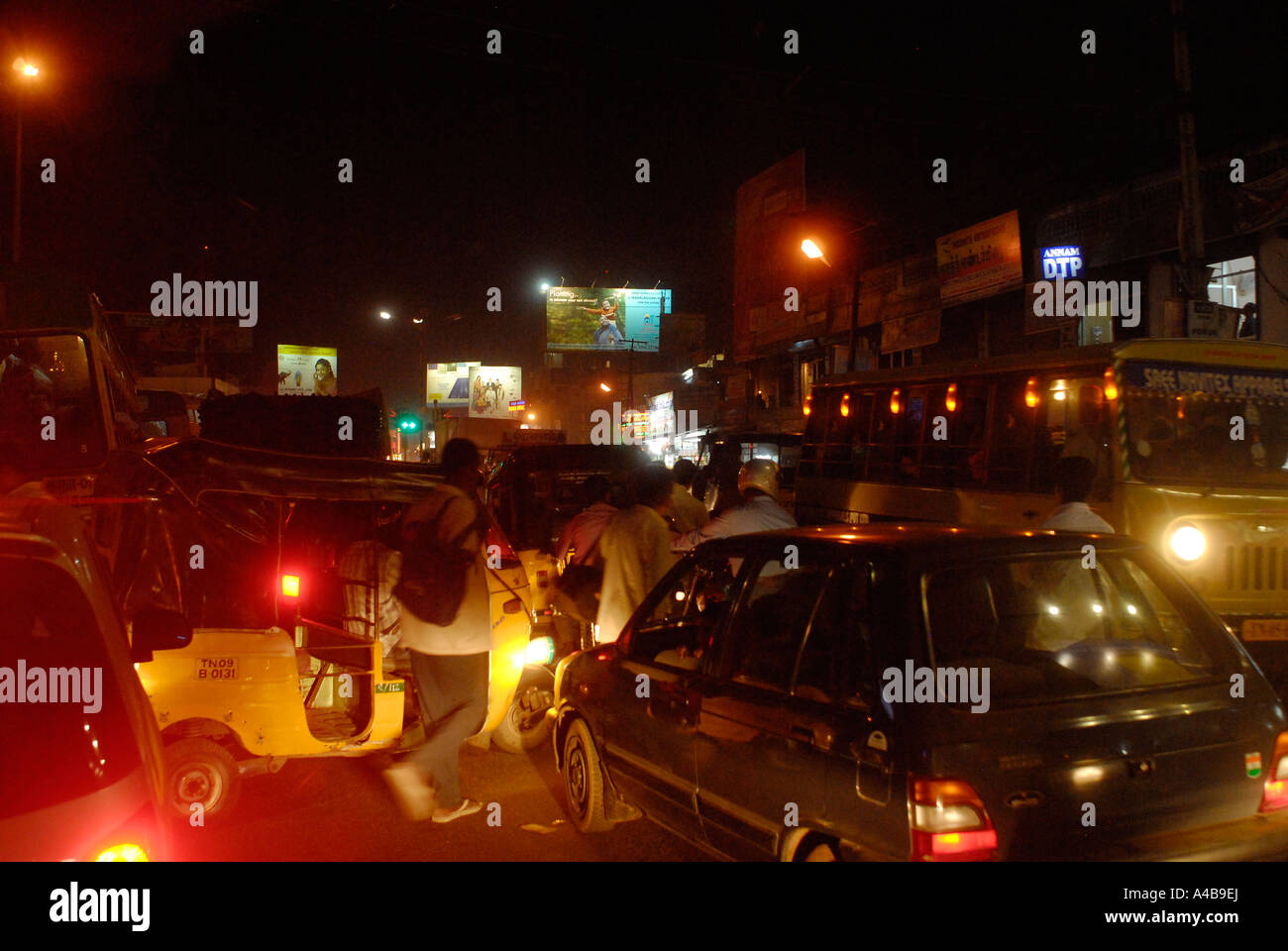 Immagine di stock di traffico congestionato in notturna a Chennai Tamil Nadu Inda Foto Stock Immagine di stock di traffico congestionato in notturna a Chennai Tamil Nadu Inda Foto Stock
