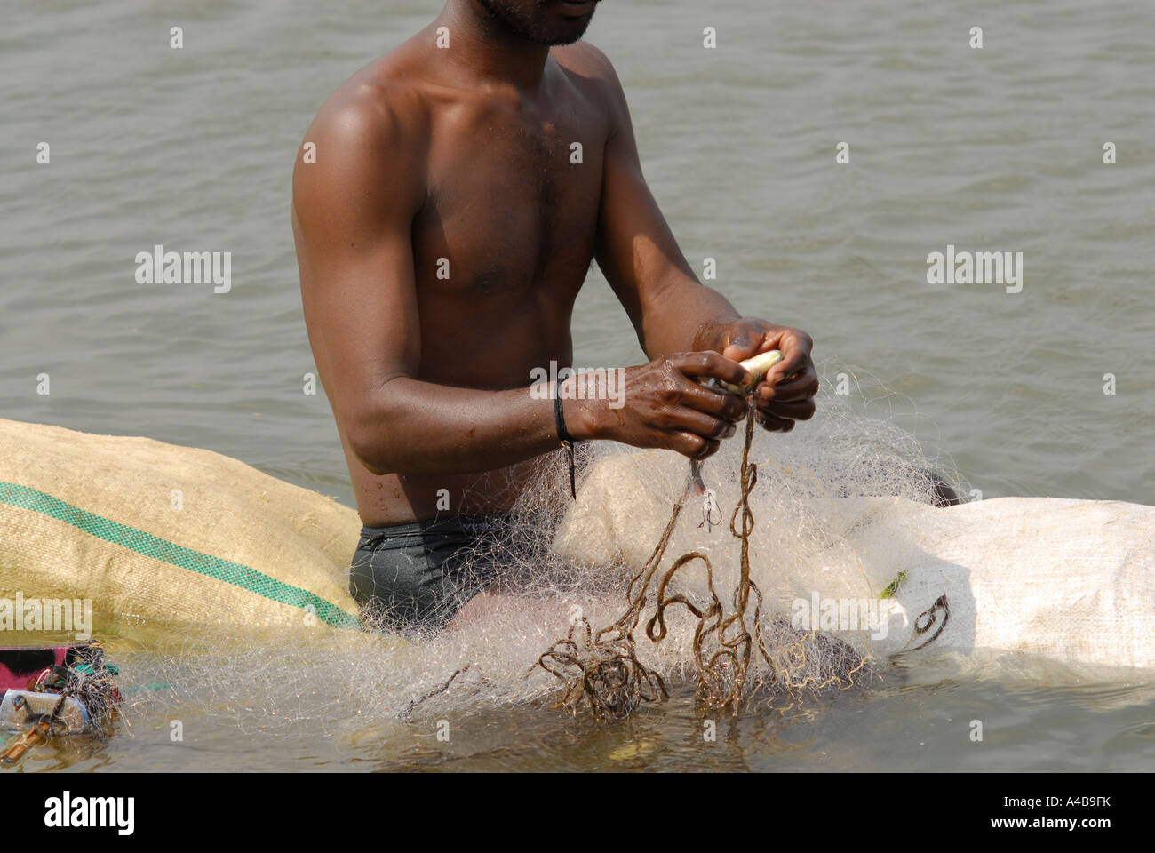 Immagine di stock di dalit villaggio tribale pescatore tira nel suo netto sulle sponde di un lago vicino a Chennai Tamil Nadu India Foto Stock Immagine di stock di dalit villaggio tribale pescatore tira nel suo netto sulle sponde di un lago vicino a Chennai Tamil Nadu India Foto Stock