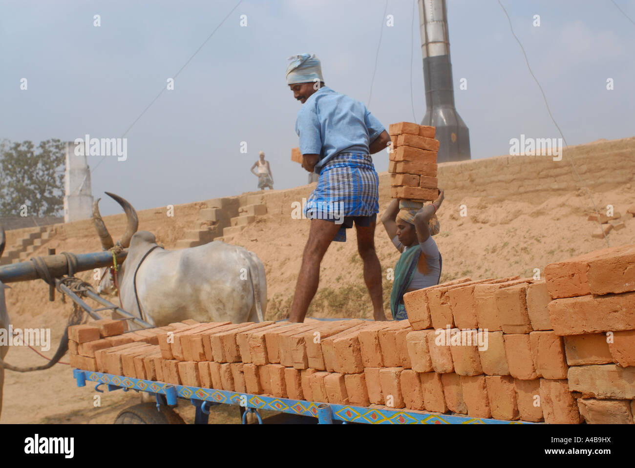 Immagine di stock di dalit villaggio tribale di persone che lavorano in una fornace o fabbrica di mattoni vicino Chennai Tamil Nadu India Foto Stock