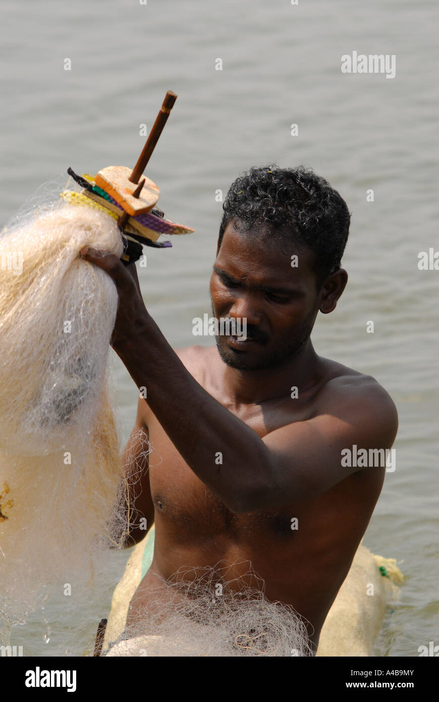 Immagine di stock di dalit villaggio tribale pescatore tira nel suo netto sulle sponde di un lago vicino a Chennai Tamil Nadu India Foto Stock Immagine di stock di dalit villaggio tribale pescatore tira nel suo netto sulle sponde di un lago vicino a Chennai Tamil Nadu India Foto Stock