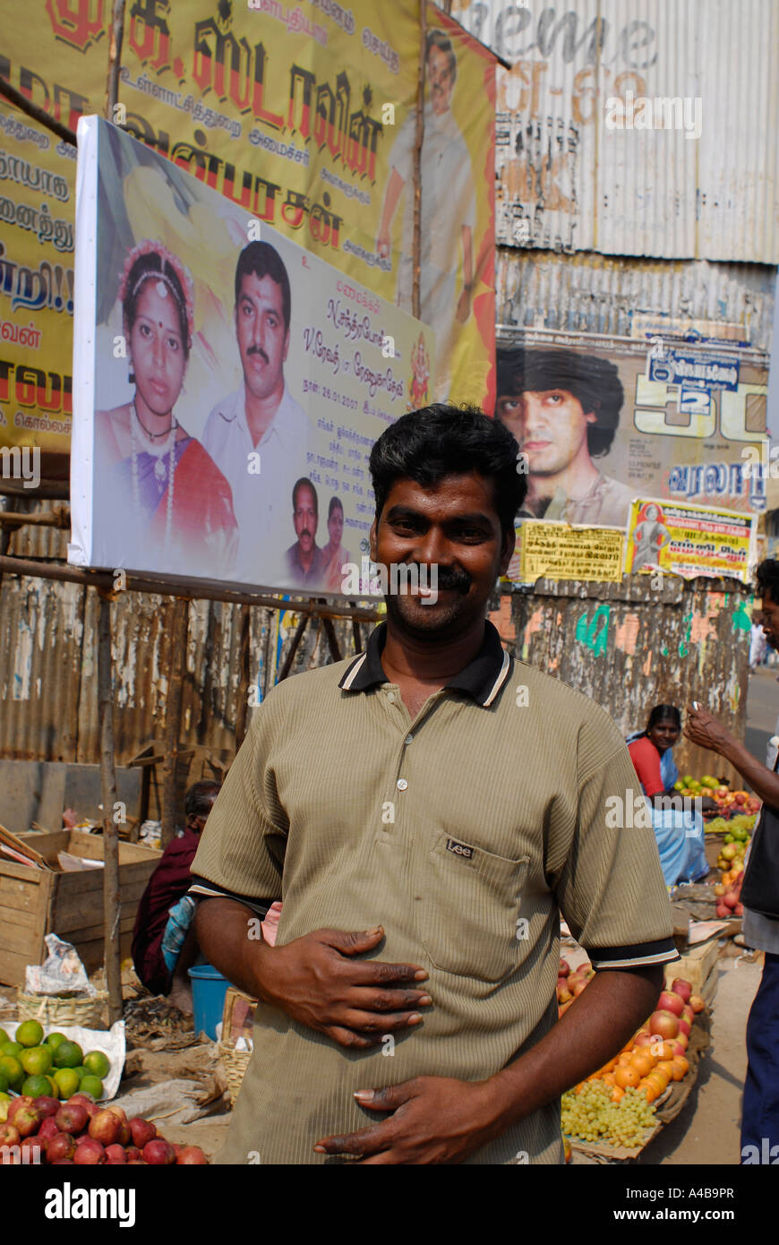 Immagine di stock di sorridente uomo indiano a un mercato di strada vicino a Chennai, India Foto Stock Immagine di stock di sorridente uomo indiano a un mercato di strada vicino a Chennai, India Foto Stock