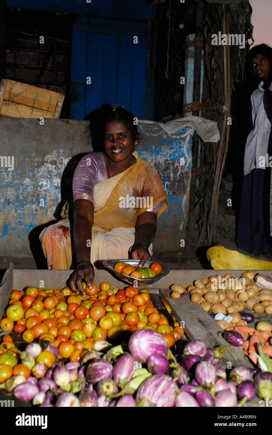 Immagine di stock di dalit villaggio tribale donna vendita di verdura presso il suo stand sul ciglio della strada vicino a Chennai Tamil Nadu India Foto Stock Immagine di stock di dalit villaggio tribale donna vendita di verdura presso il suo stand sul ciglio della strada vicino a Chennai Tamil Nadu India Foto Stock