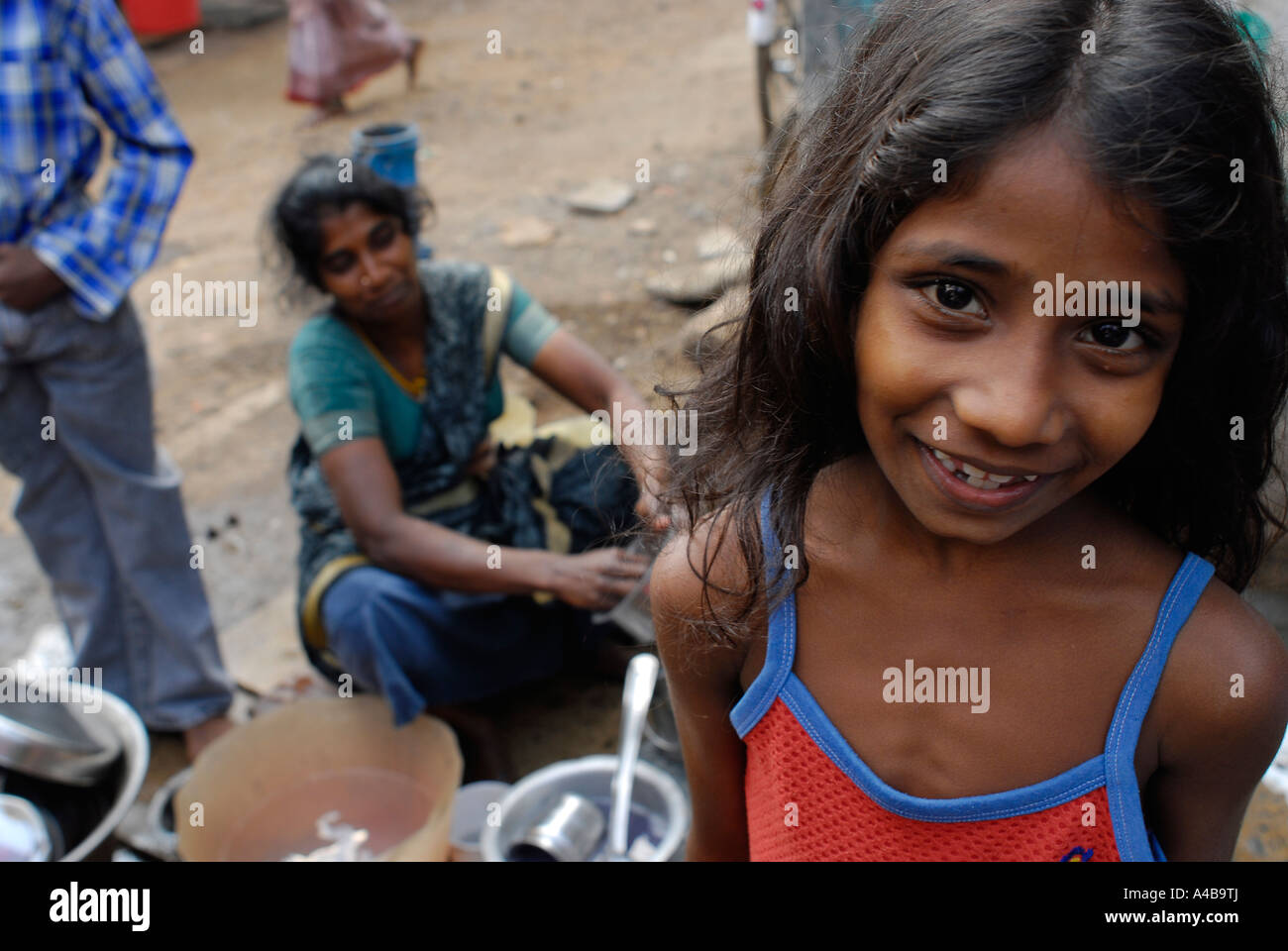 Immagine di stock di giovani Dalit ragazza con i capelli lunghi a comunità ben in baraccopoli Jagathapuram a Chennai Tamil Nadu India Foto Stock Immagine di stock di giovani Dalit ragazza con i capelli lunghi a comunità ben in baraccopoli Jagathapuram a Chennai Tamil Nadu India Foto Stock