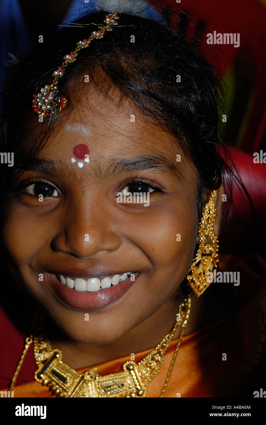 I giovani di dalit ragazza sorridente nel classico danza indiana costume per il giorno della Repubblica Foto Stock I giovani di dalit ragazza sorridente nel classico danza indiana costume per il giorno della Repubblica Foto Stock
