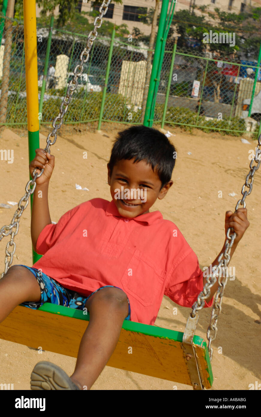 Immagine Stock del giovane ragazzo dalit su parco giochi su altalena in Nehru Park baraccopoli vicino a Chennai Tamil Nadu India Foto Stock Immagine Stock del giovane ragazzo dalit su parco giochi su altalena in Nehru Park baraccopoli vicino a Chennai Tamil Nadu India Foto Stock